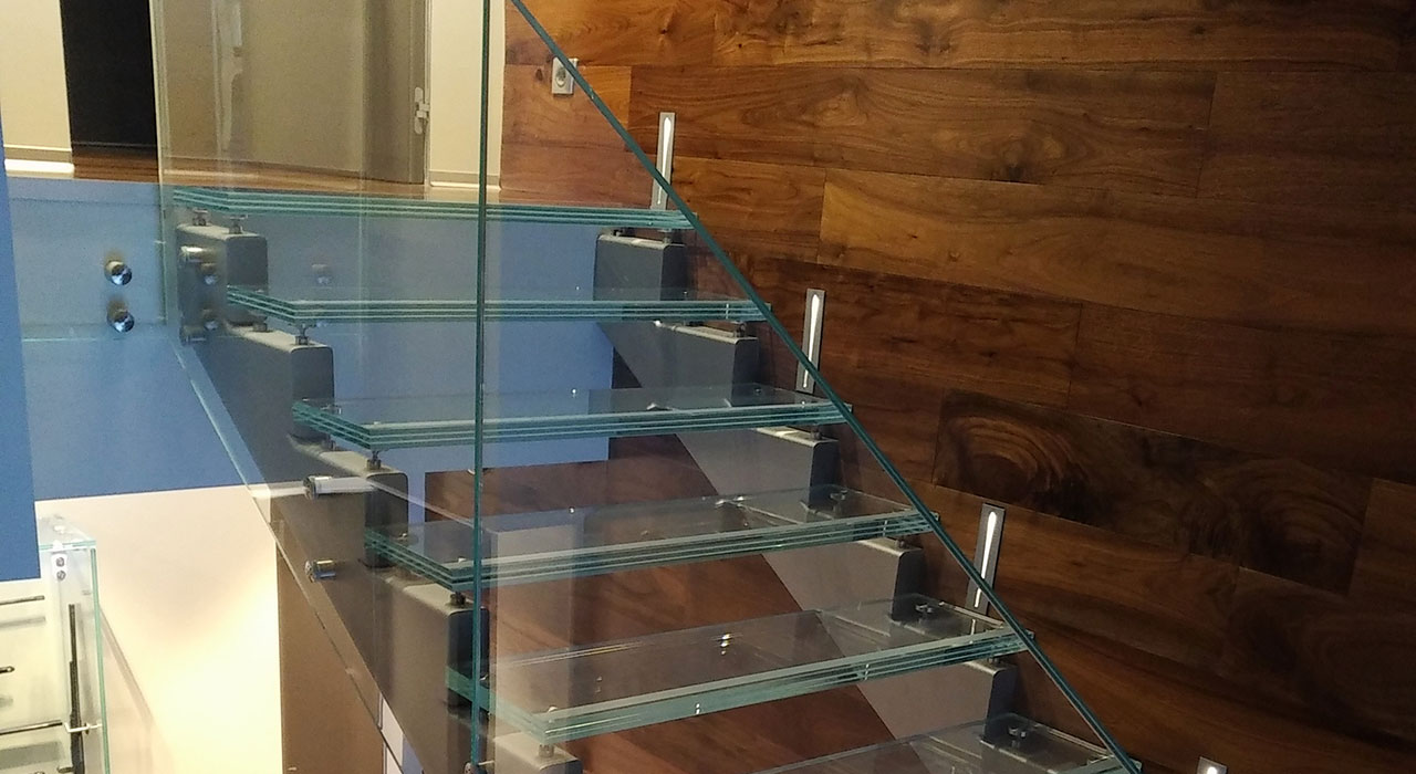 Стеклянная лестница на окрашенном металлокаркасе