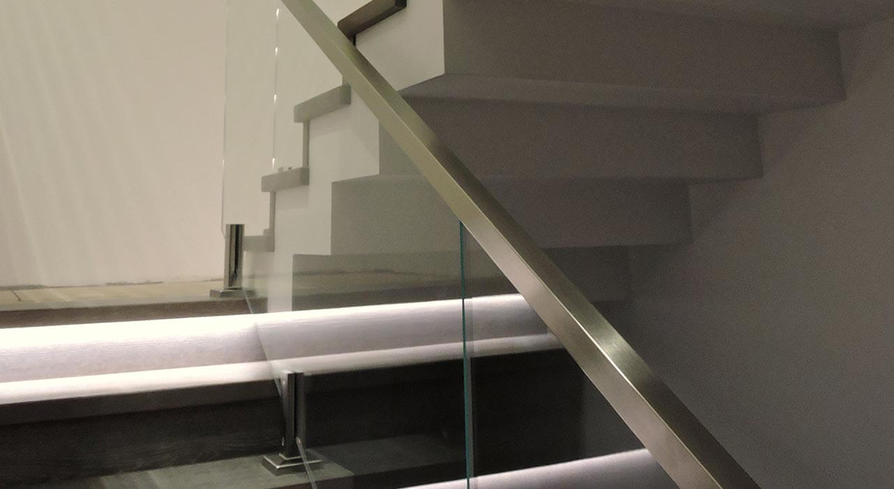 Стеклянные ограждения на министойках из просветленного стекла для лестниц загородного дома