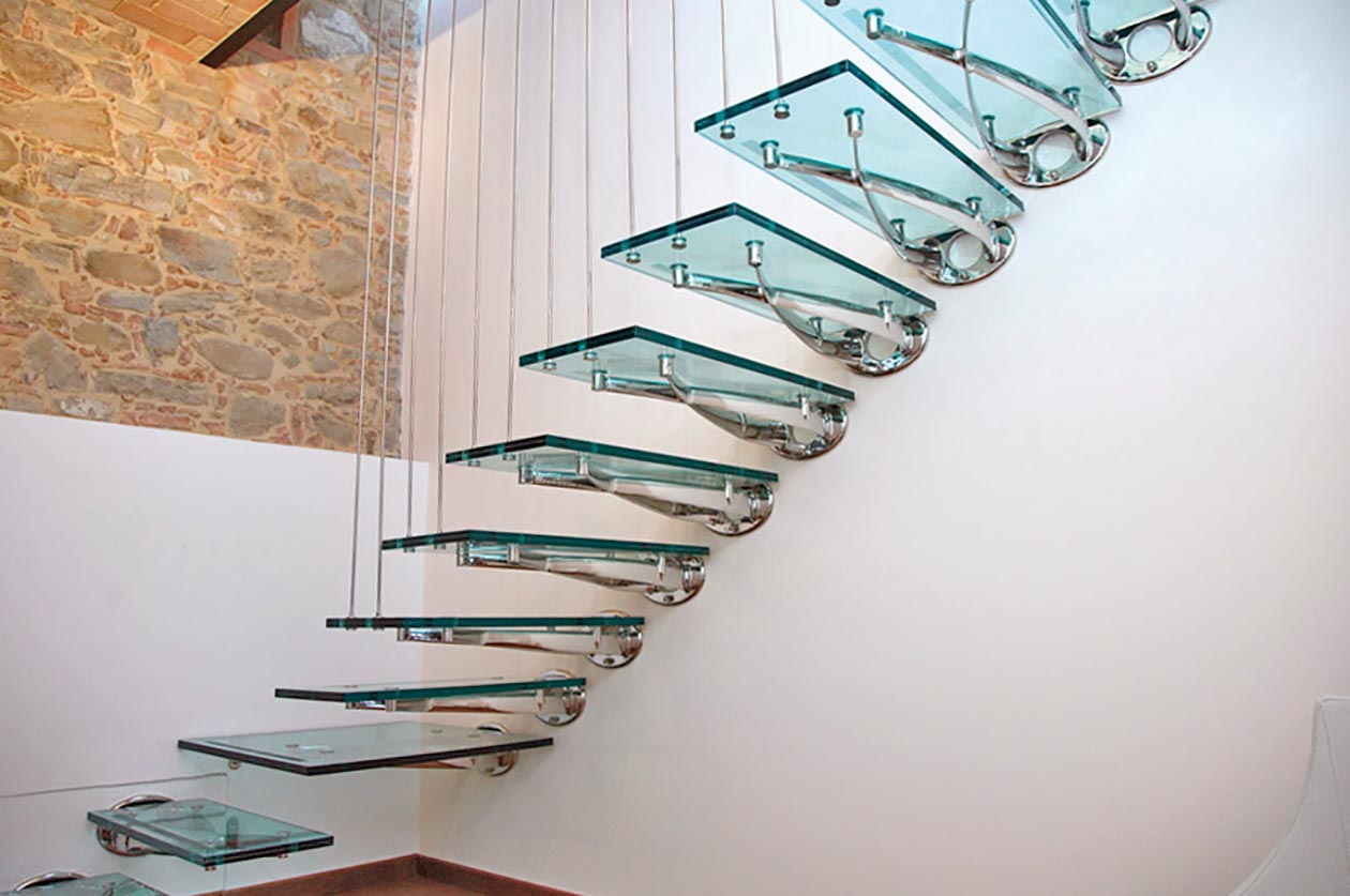 Лестница со ступенями из стекла
