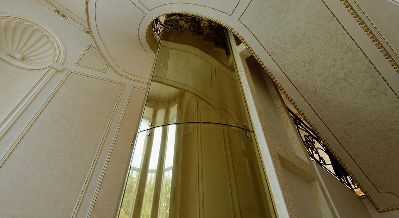 Остекление лифта изогнутым стеклом в частном коттедже