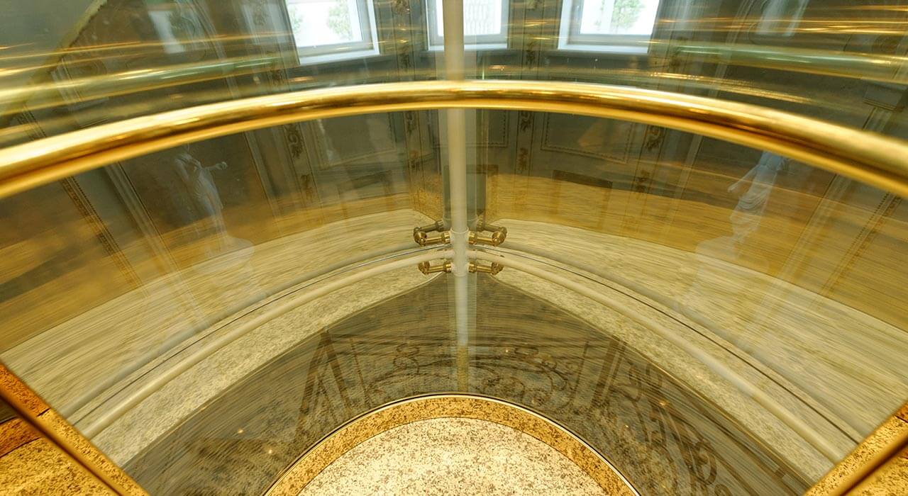 Остекление шахты лифта изогнутым стеклом в частном коттедже