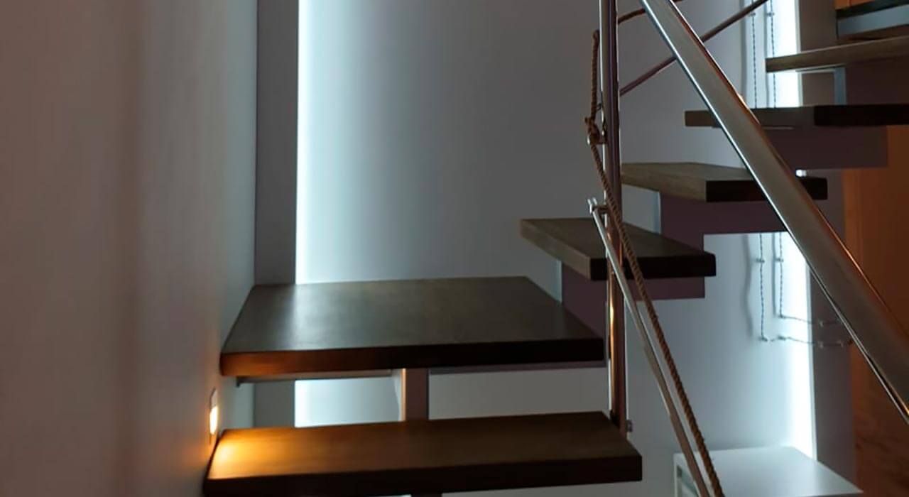 Стеклянный пол и лестница на металлокаркасе