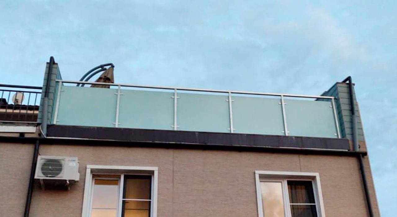 Стеклянные ограждения на стойках со стеклом на крыше в частном доме
