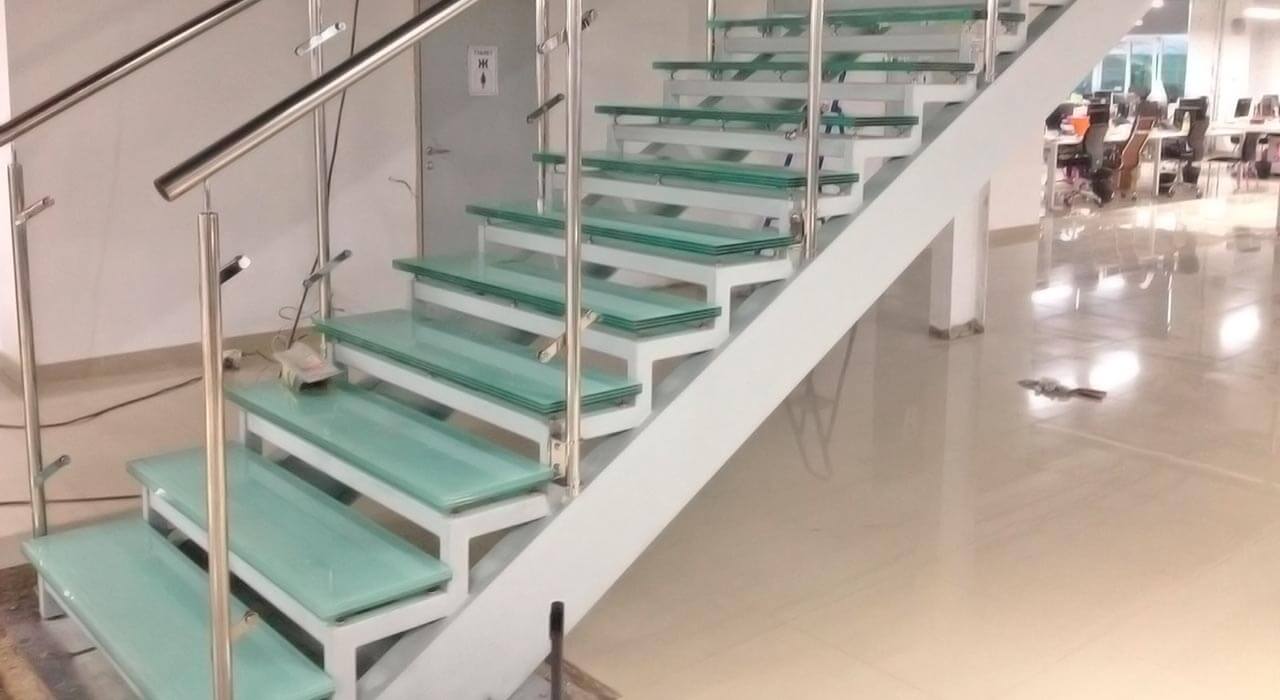 Стеклянная лестница на металлокаркасе и ограждения на стойках со стеклом