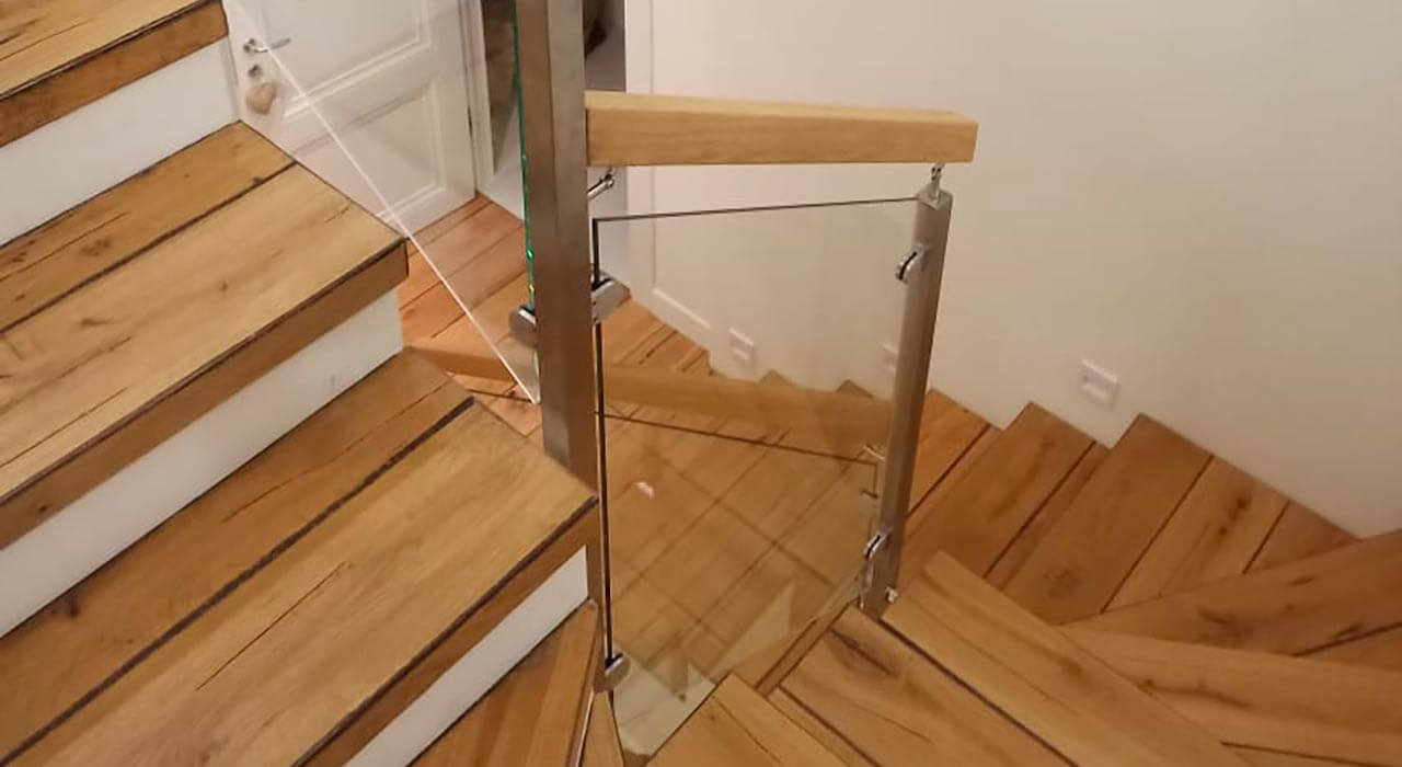 Лестничные ограждения со стеклом в коттедже
