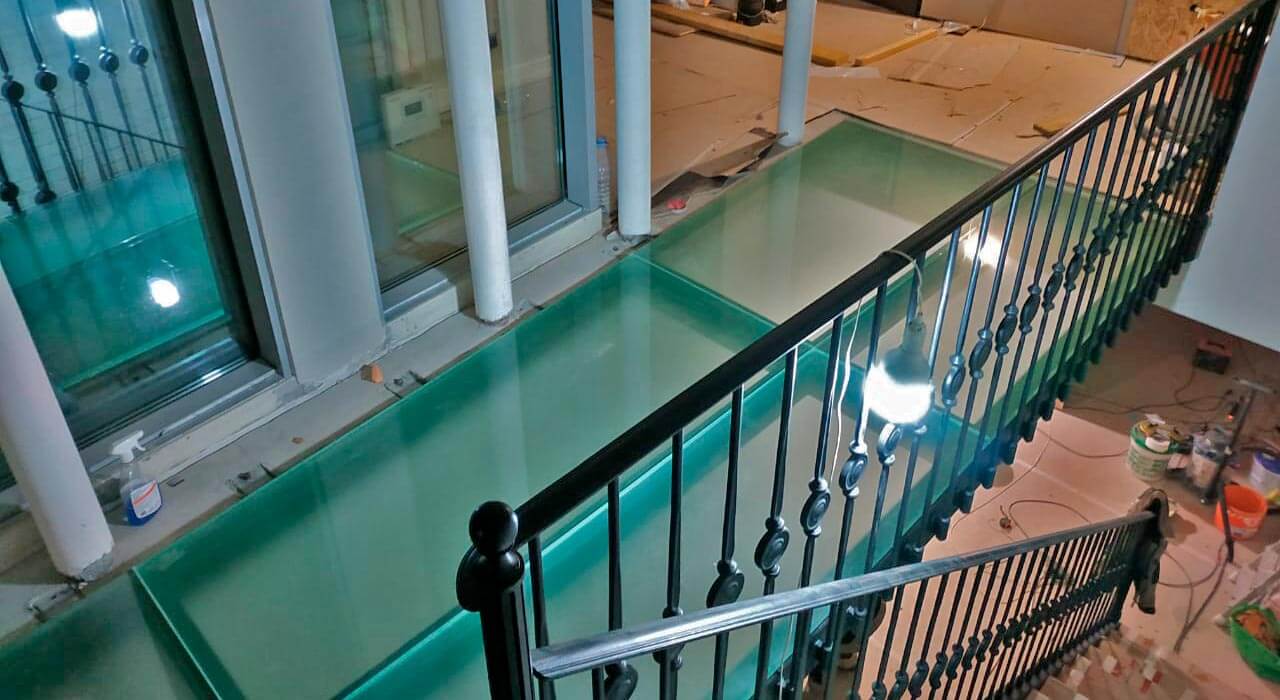 Лестница со стеклянными ступенями и пол из стекла