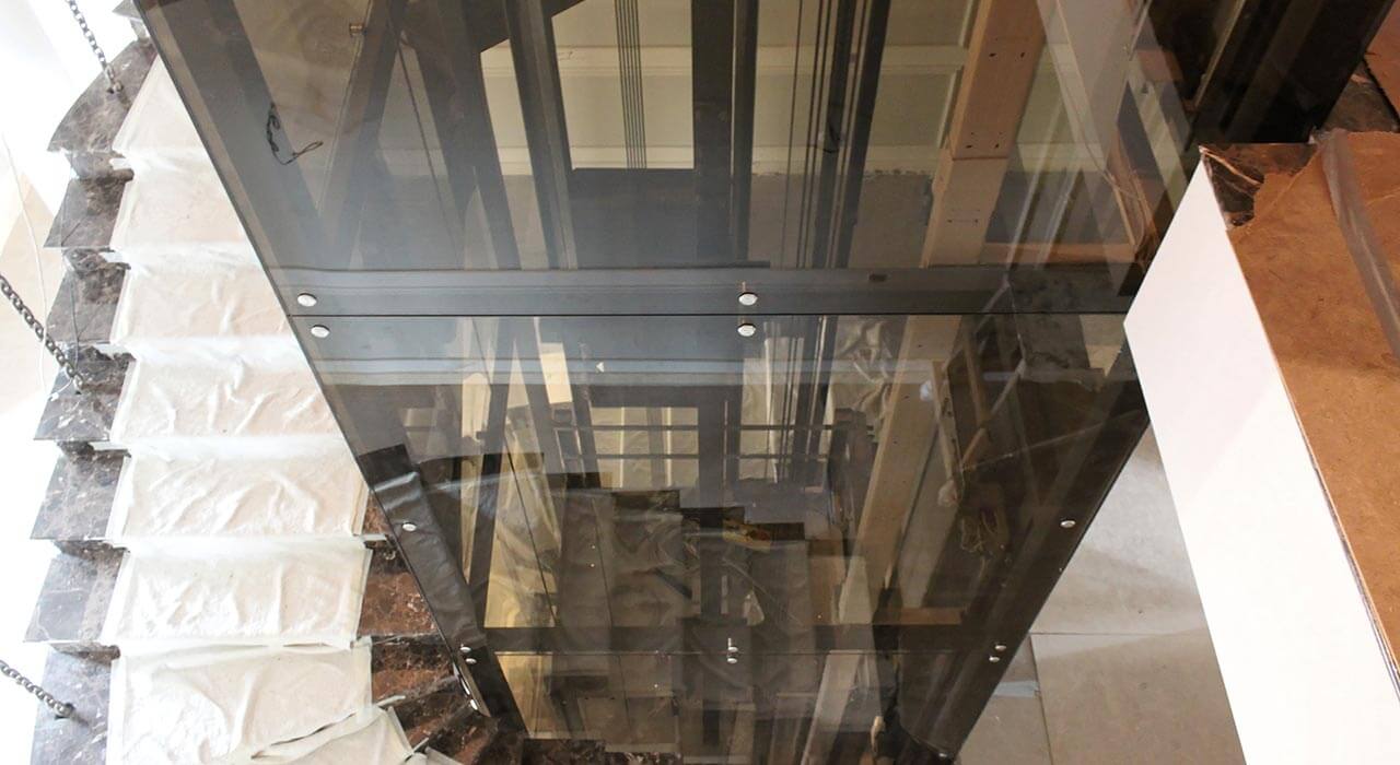 Остекление лифта на точечных коннекторах