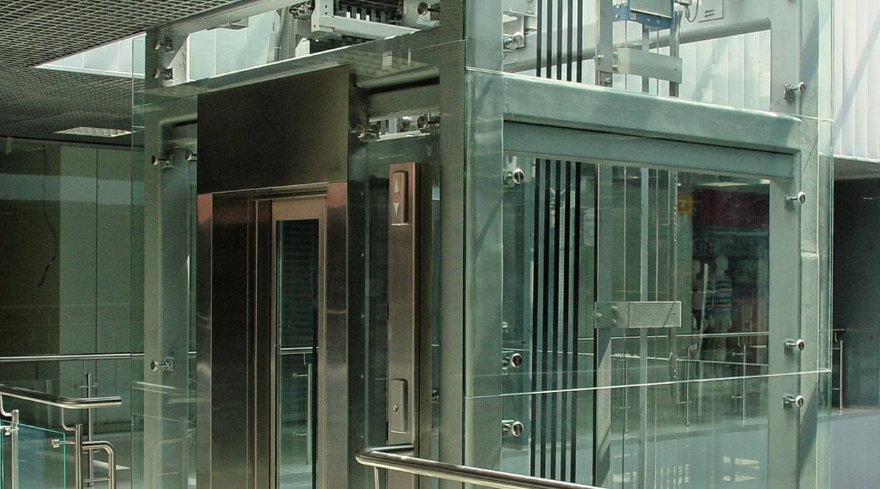 Остекление металлокаркаса шахты лифта на стеклодержателях