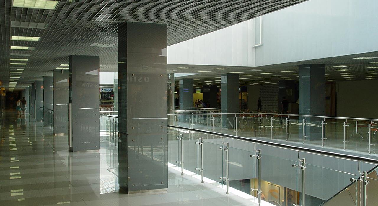 Остекление колонн окрашенным стеклом в торговом центре