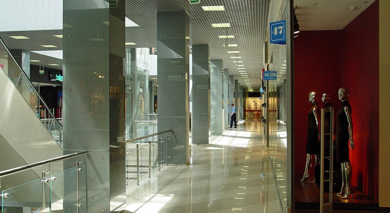 Облицовка окрашенным стеклом в торговом центре