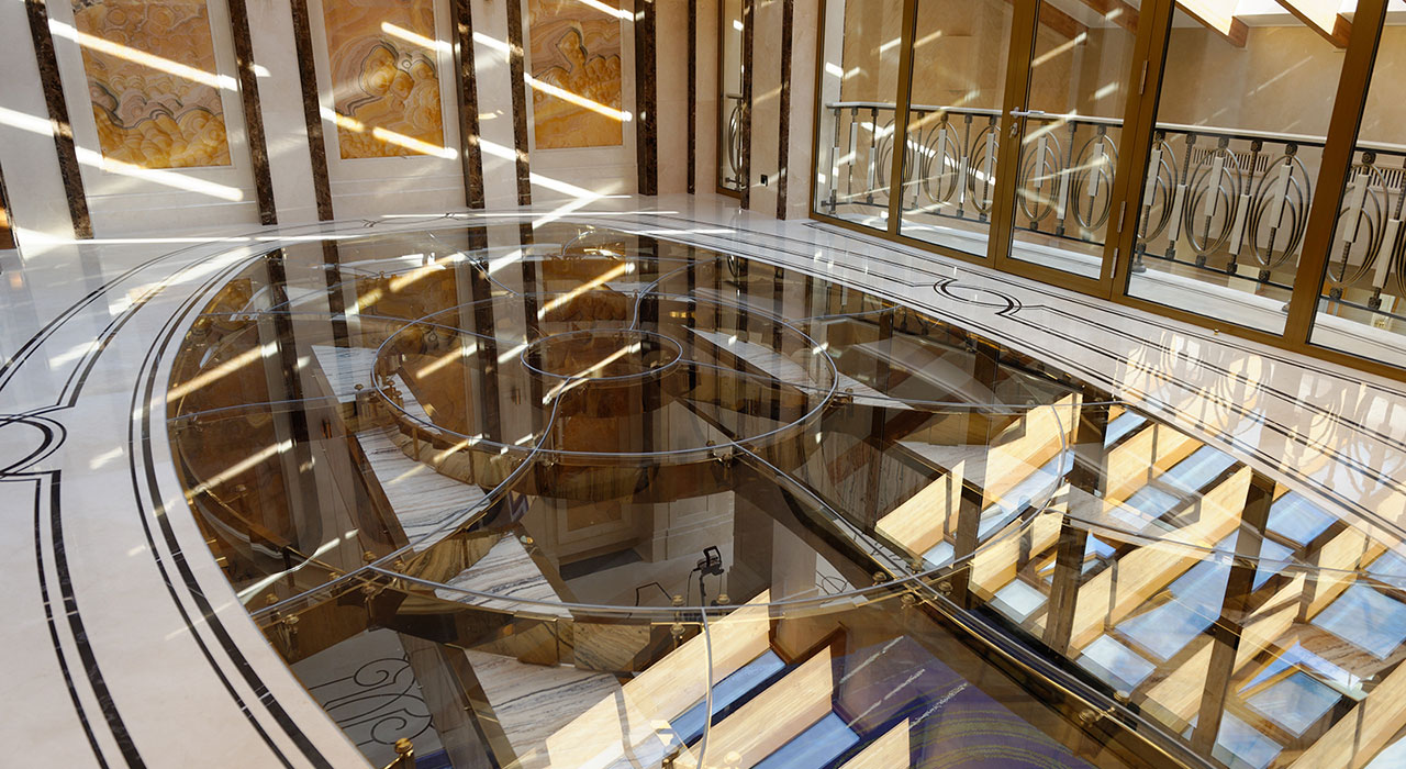 Стеклянная лестница на металлокаркасе с точечными стеклодержателями
