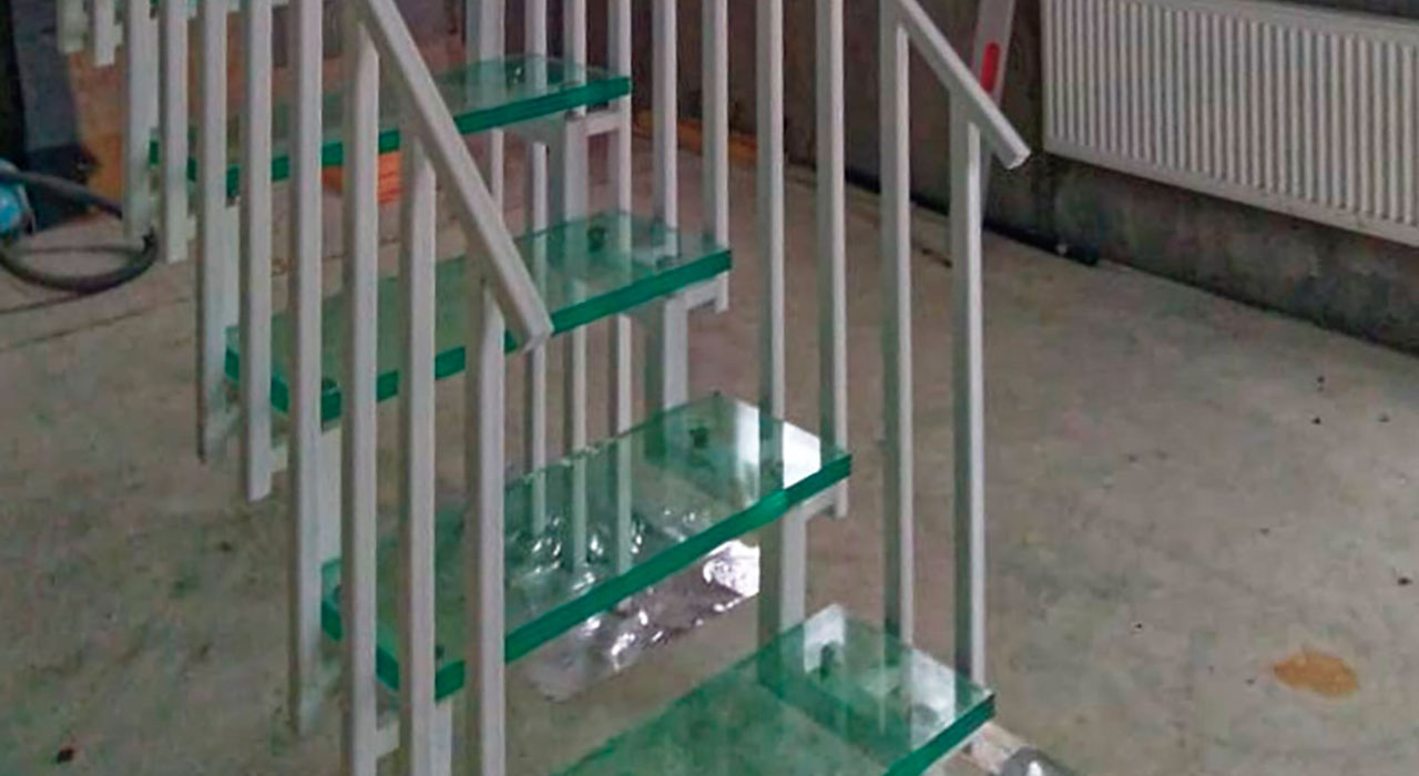 Стеклянная лестница на металлокаркасе