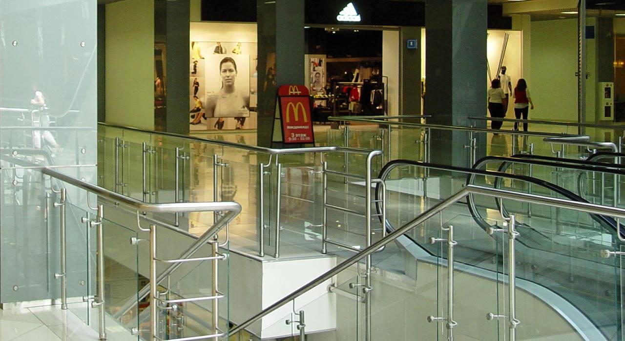 Ограждения на стойках со стеклом для лестниц и атриумов