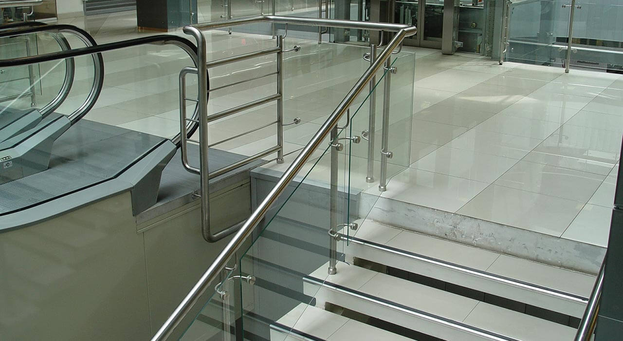 Ограждения из нержавеющей стали на стойках со стеклом для лестниц и атриумов