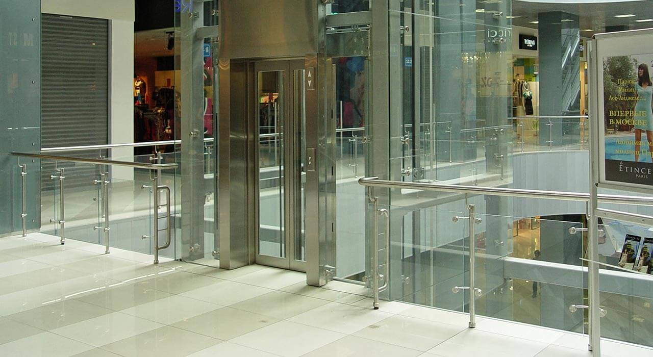 Ограждения из нержавейки на стойках со стеклом для лестниц и атриумов