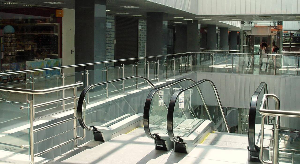 Ограждения из нержавеющей стали на стойках со стеклодержателями для лестниц и атриумов