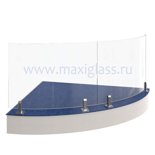 Изогнутое стеклянное ограждение площадки на квадратных министойках без поручня