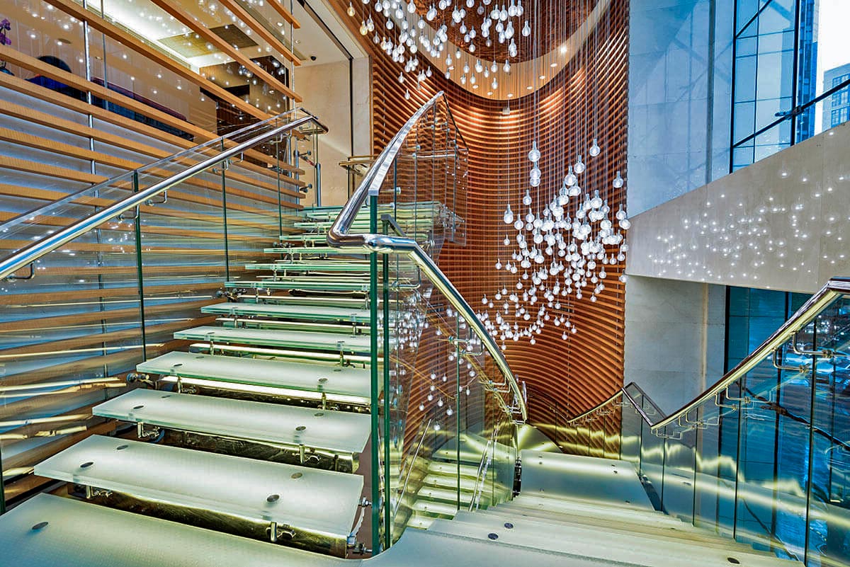 Лестница со ступенями из стекла на металлокаркасе