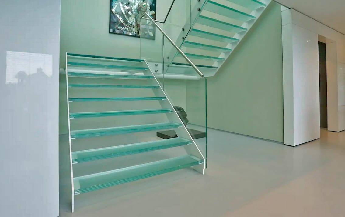 Лестница со ступенями из стекла