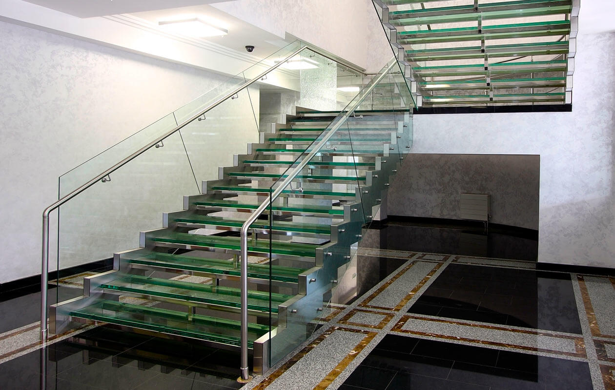 Лестница из стекла и металла