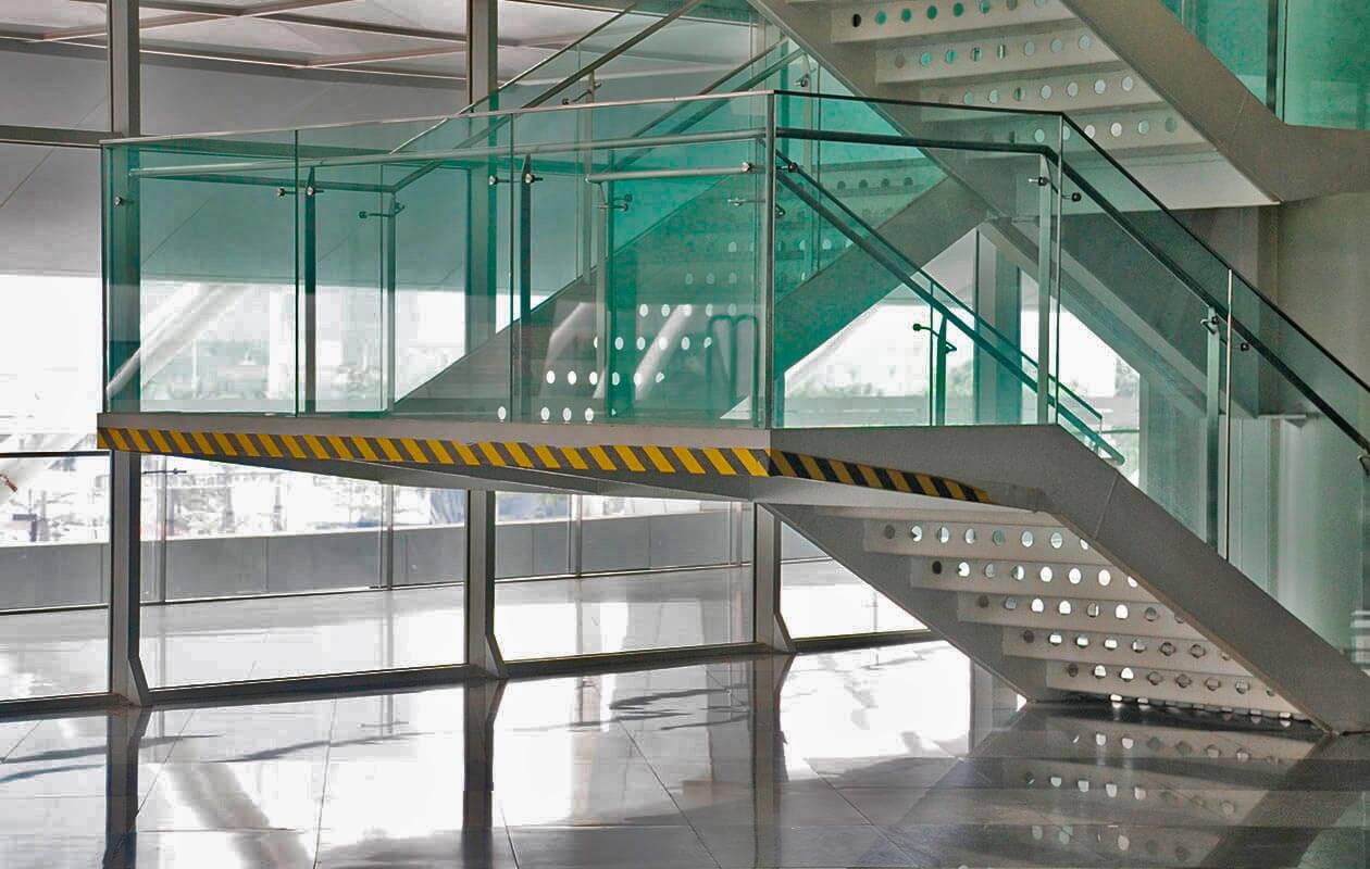 Лестницы со стеклянными ограждениями