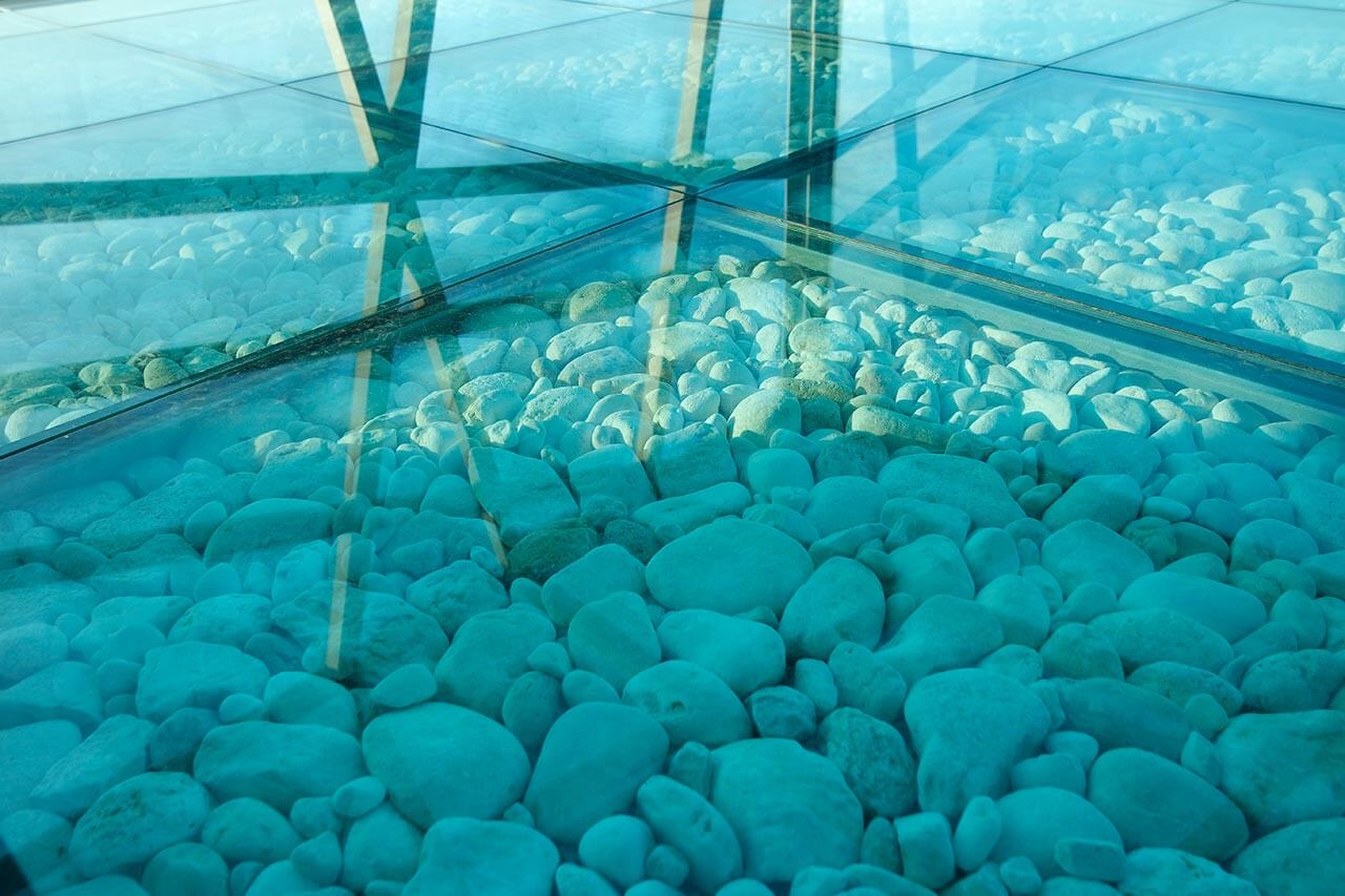 Декоративный стеклянный пол с камнями